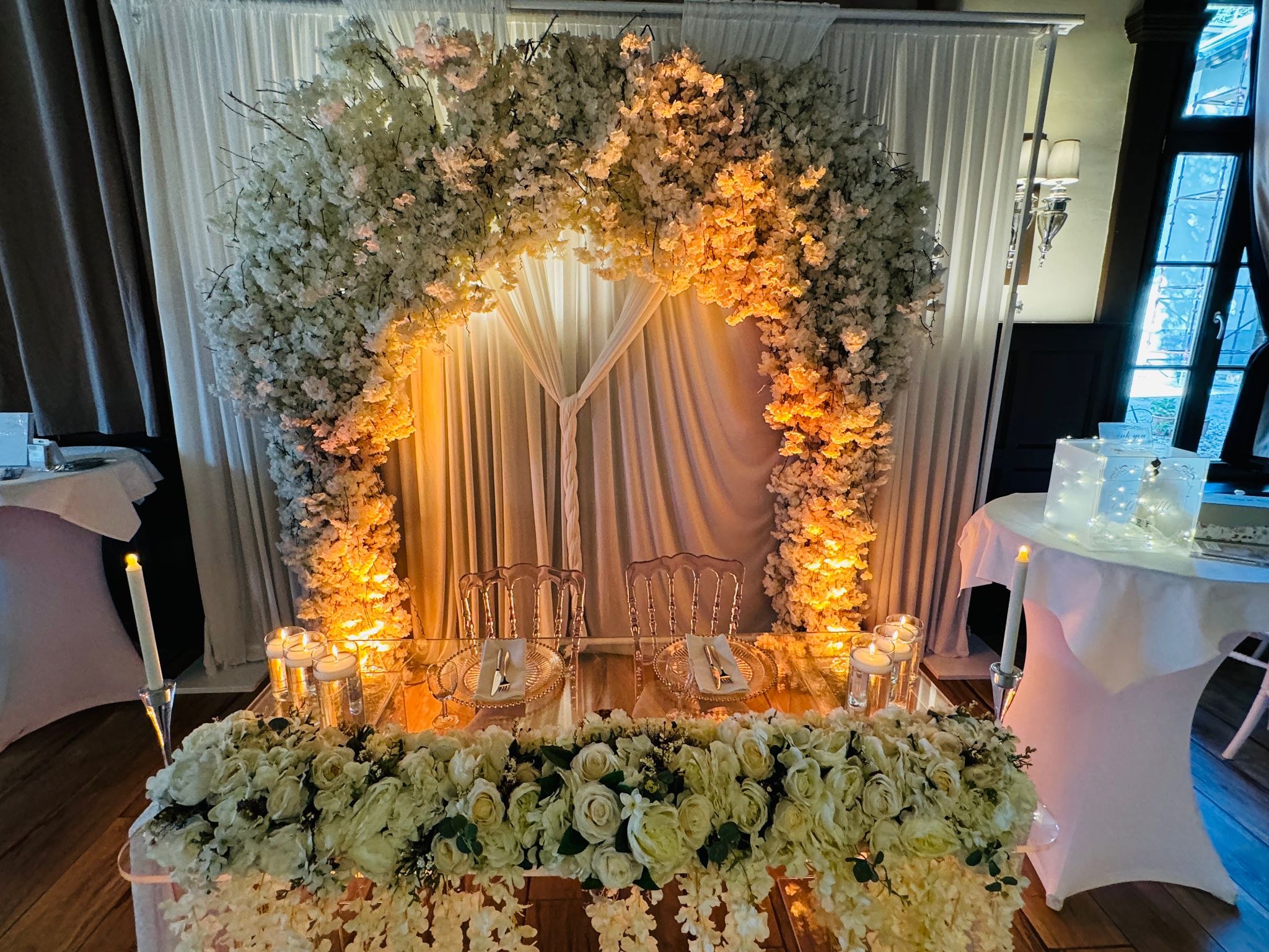 Elegantes Setup im großen Saal